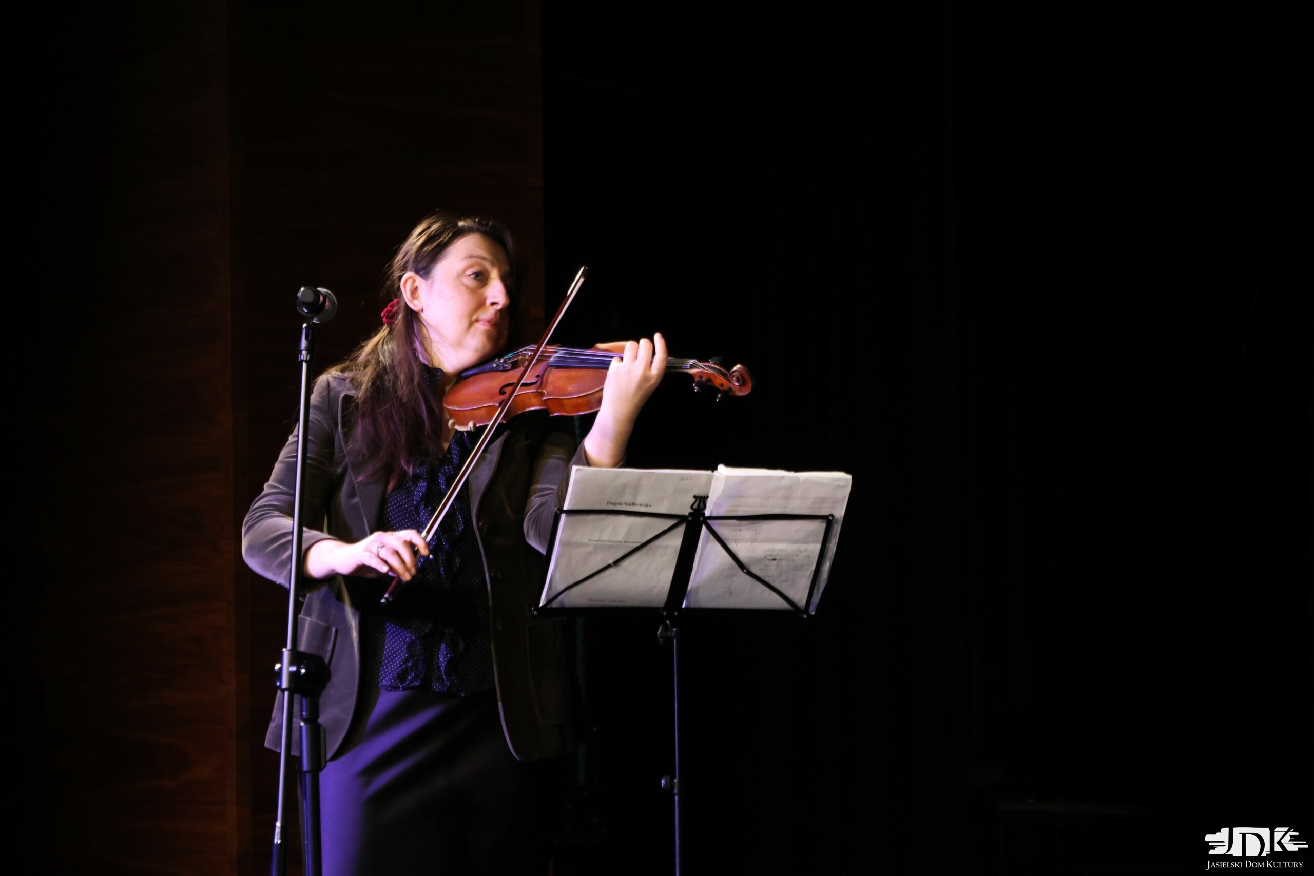 skrzypaczka grająca, patrząca na nuty