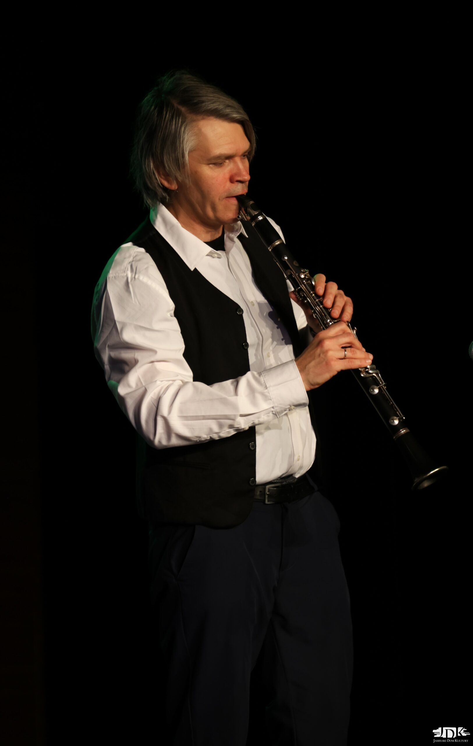 klarnecista na czarnym tle