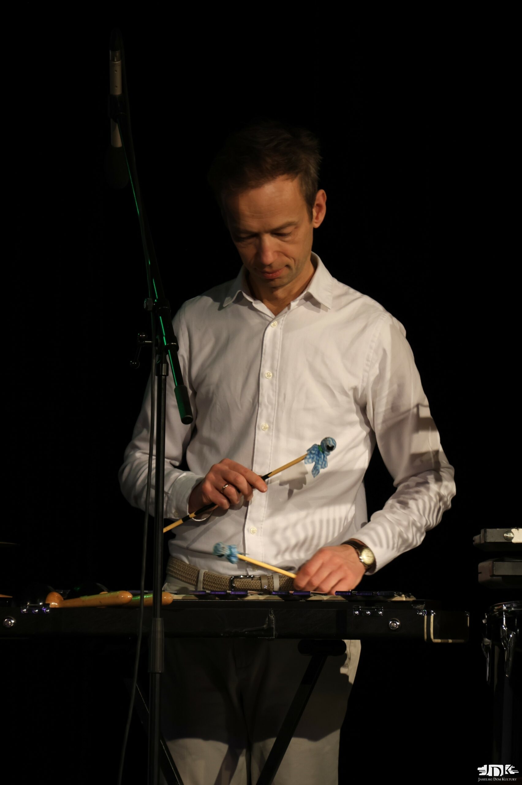 perkusista grający na cymbałach