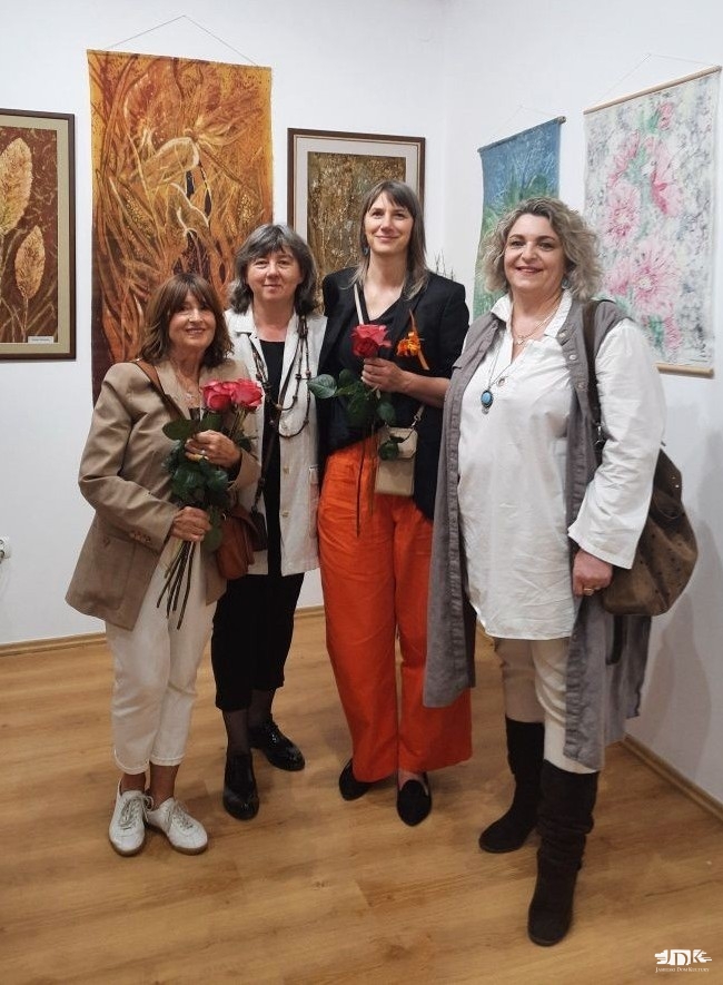 trzy uczestniczki oraz Anna Brożyna na wystawie batiku w Cieklinie