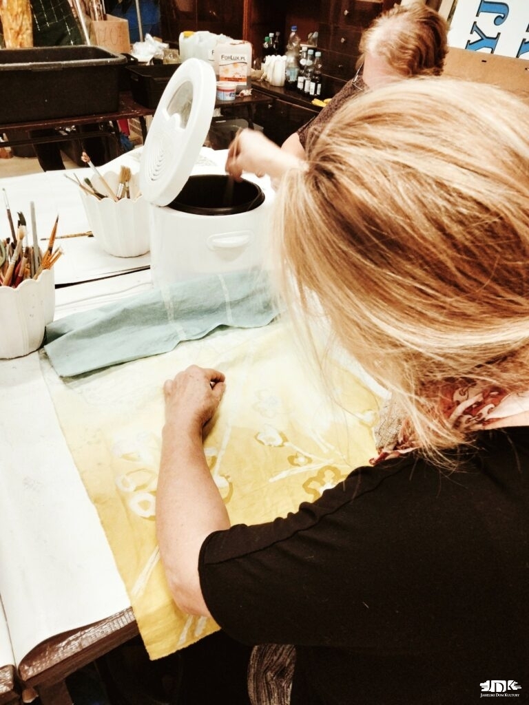 malowanie materiału roztopionym woskiem