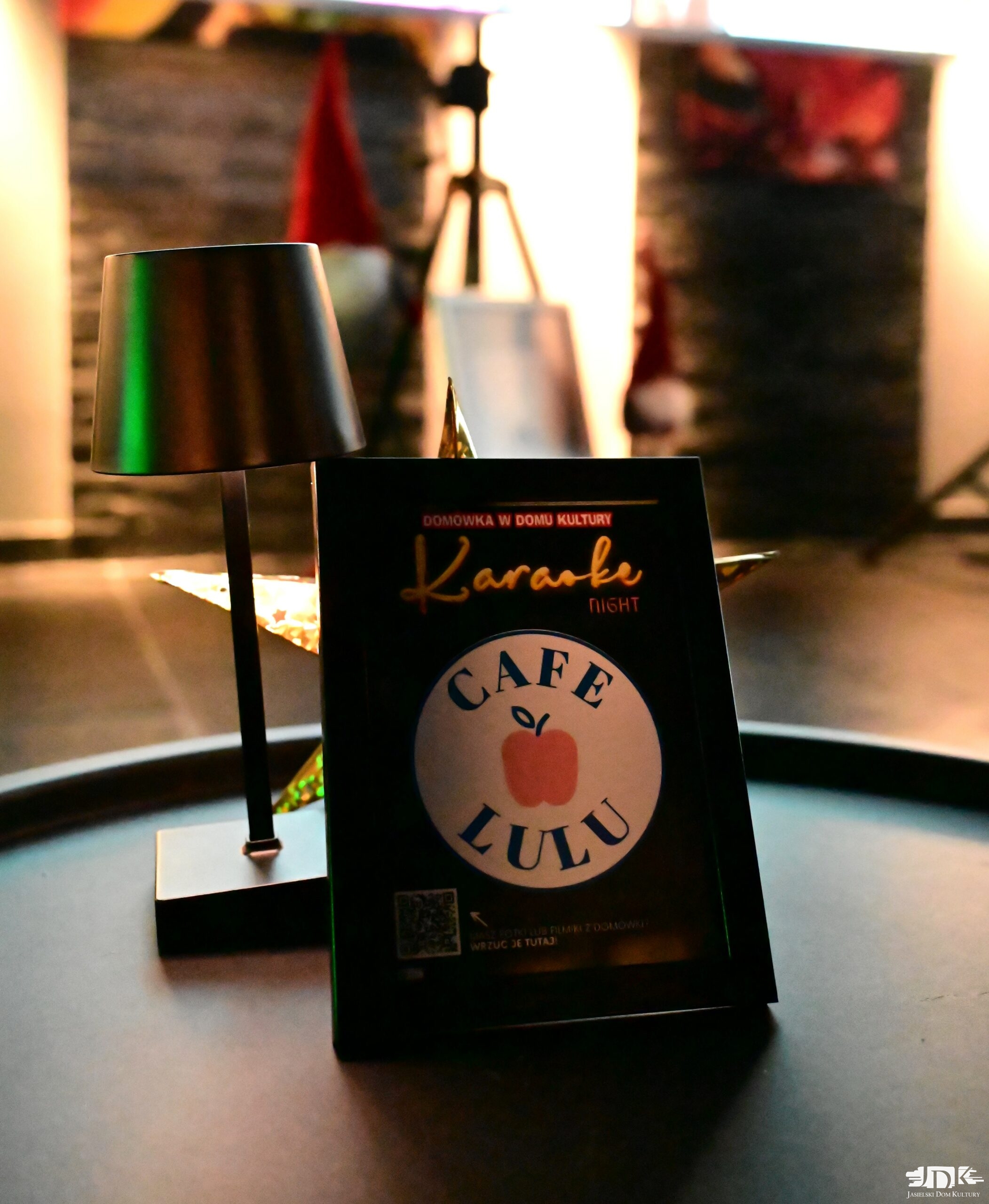 ramka z grafiką promującą karaoke oraz logiem CAFE LULU