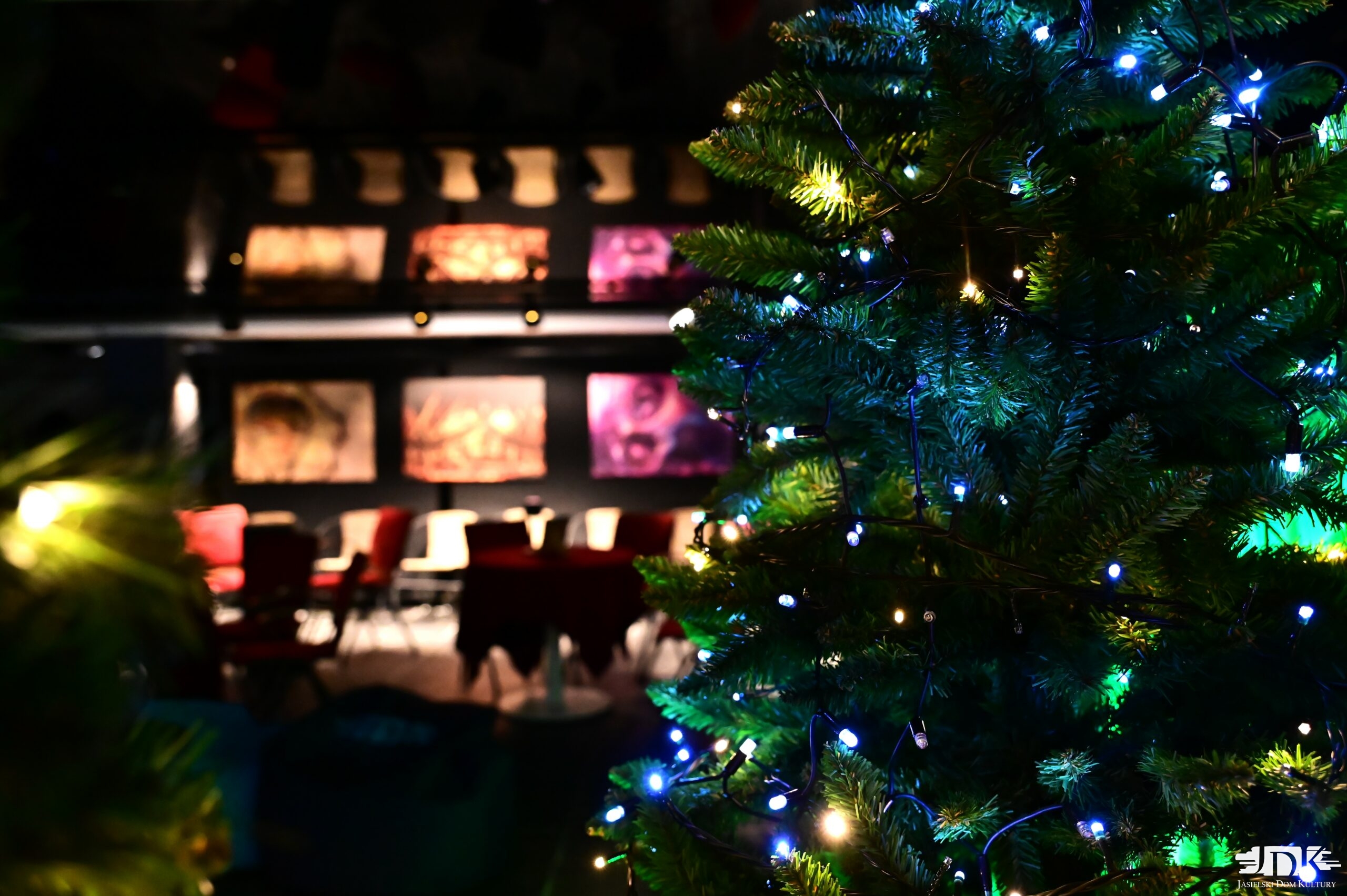 choinka a w tle stoliki nakryte bordowym obrusem