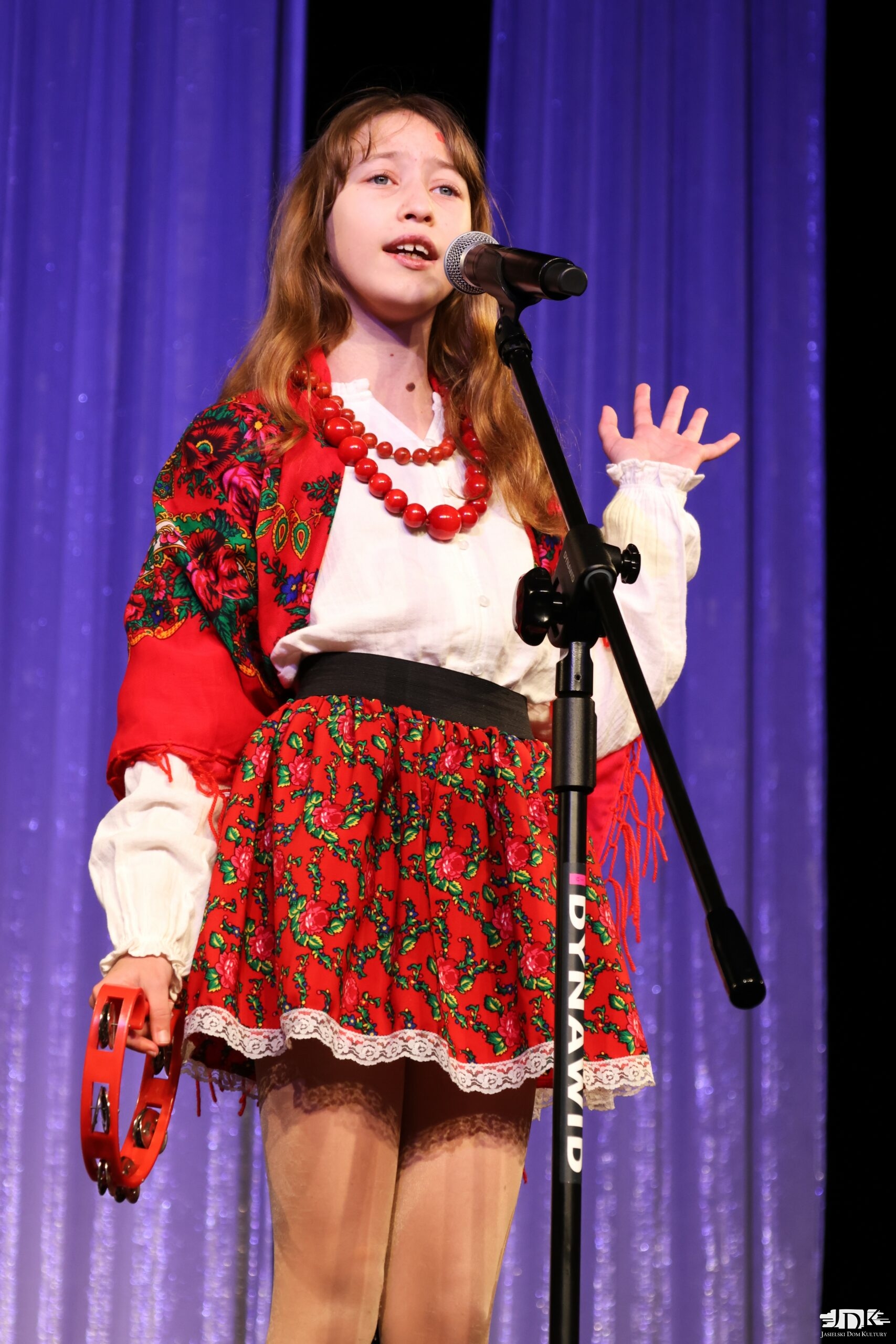 dziewczynka w regionalnym stroju z tamburynem