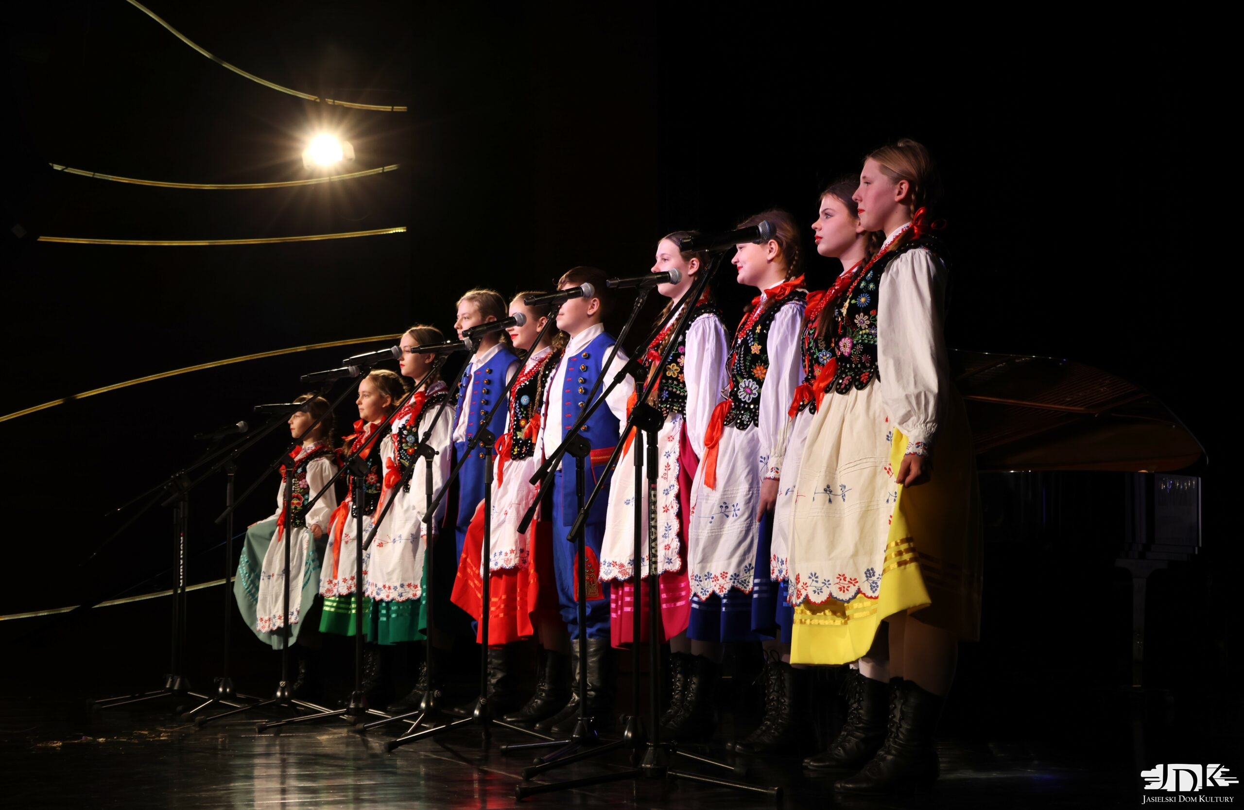 zespół z Rzeszowa w ludowych strojach rzeszowskich