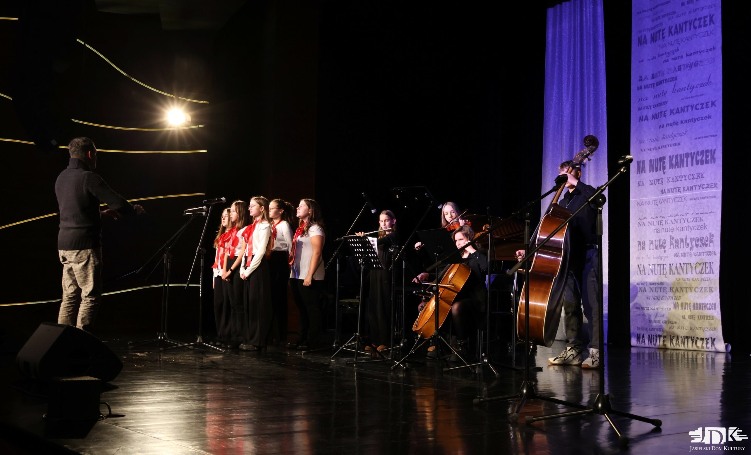 zespół: chór dziewczęcy, flet, skrzypce, wiolonczela, kontrabas i dyrygent