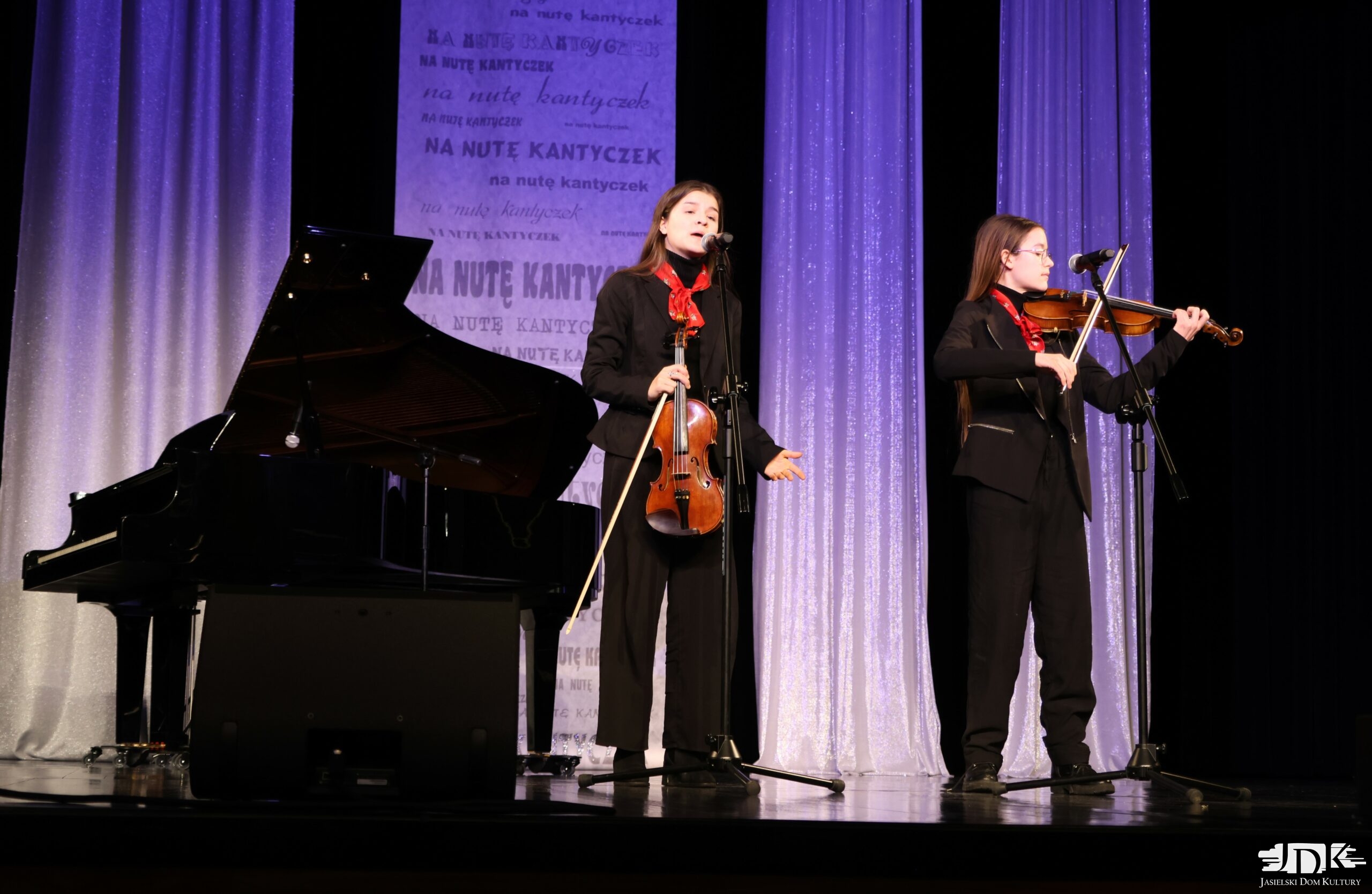 duet na skrzypcach - siostry w czarnych strojach i czerwonych chusteczkach pod szyją