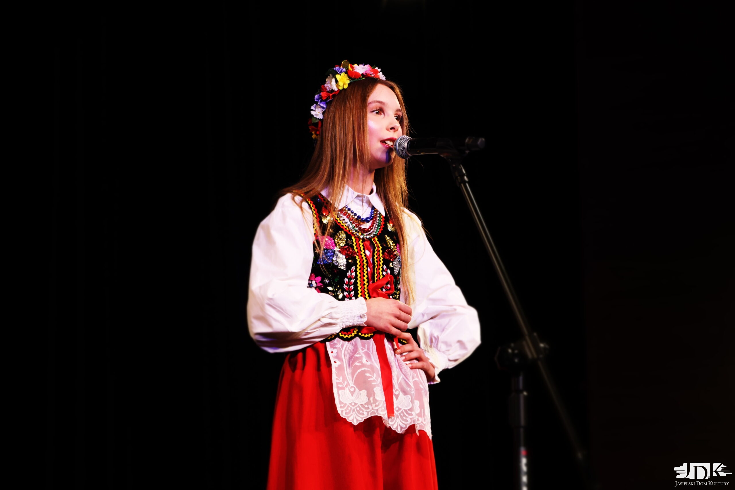 dziewczyna w ludowym stroju oraz wianku na głowie