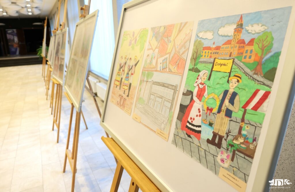 ciąg sztalug przedstawiający wystawę kolorowych prac w ramach konkursu