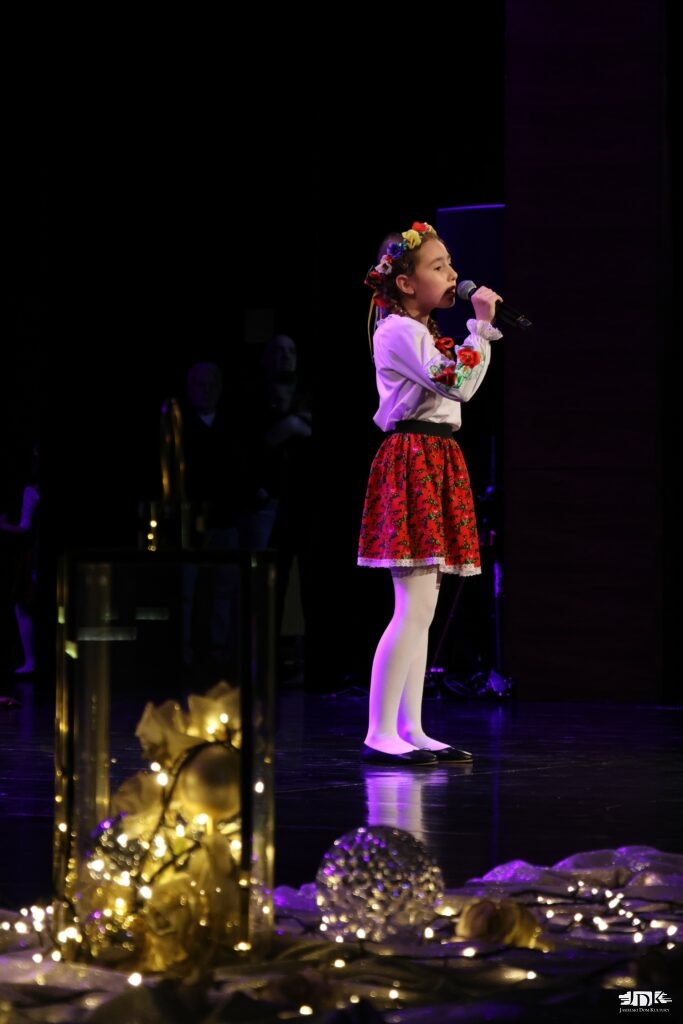 dziewczynka w ludowym stroju z wiankiem na głowie