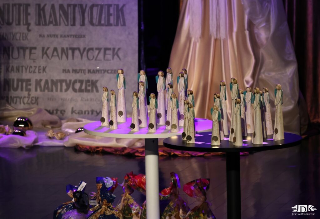 anioły - nagrody w konkursie - różne rozmiary białych statuetek z niebieskimi skrzydłami