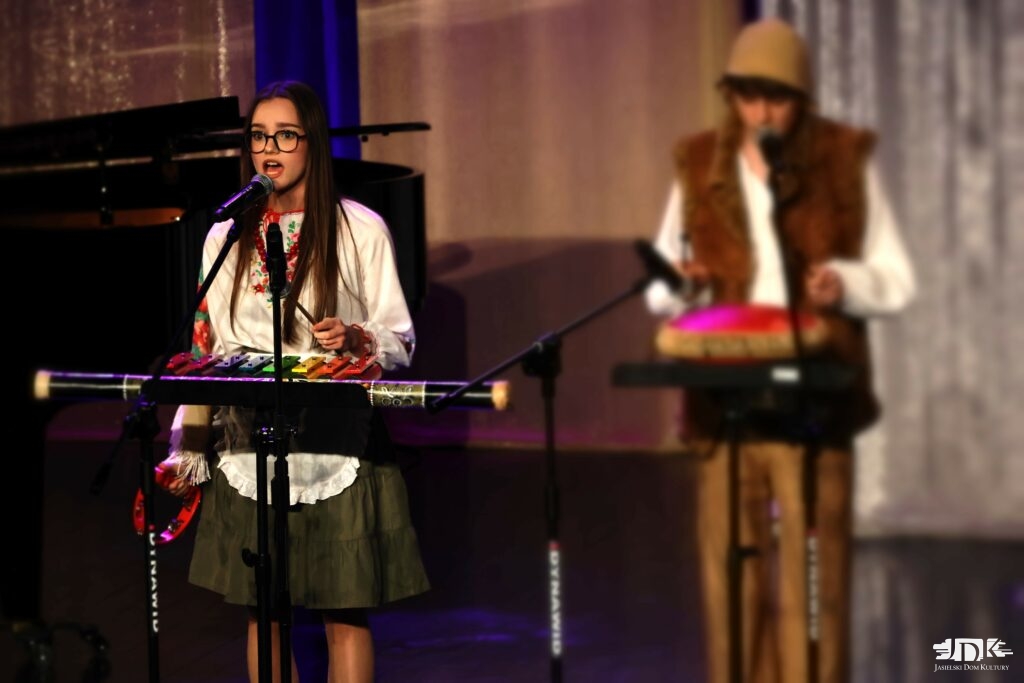 duet grający na ludowych instrumentach