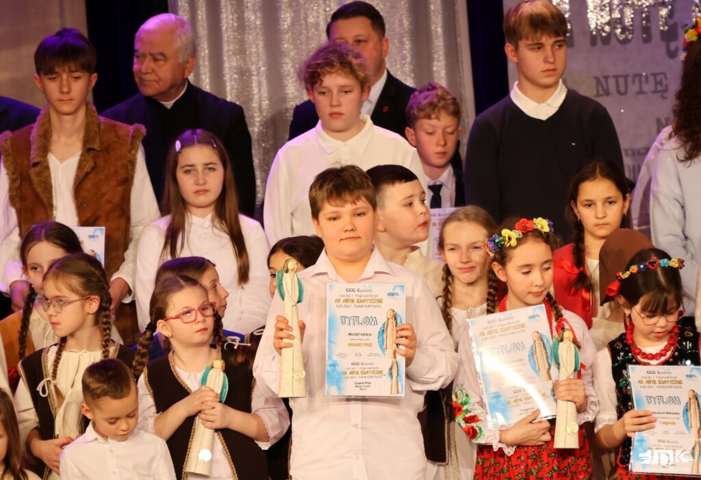 zdobywca grand prix, obok inni nagrodzeni w konkursie trzymający dyplomy