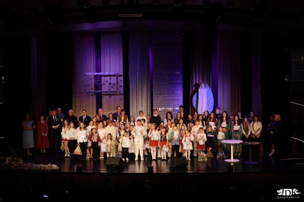 wszyscy laureaci z dyplomami na scenie JDK