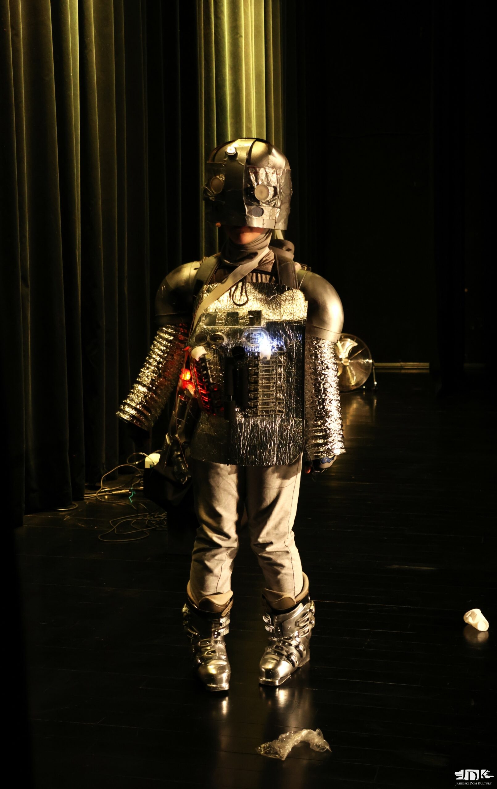 dziewczyna przebrana za robota - srebrny kostium z migającymi światełkami