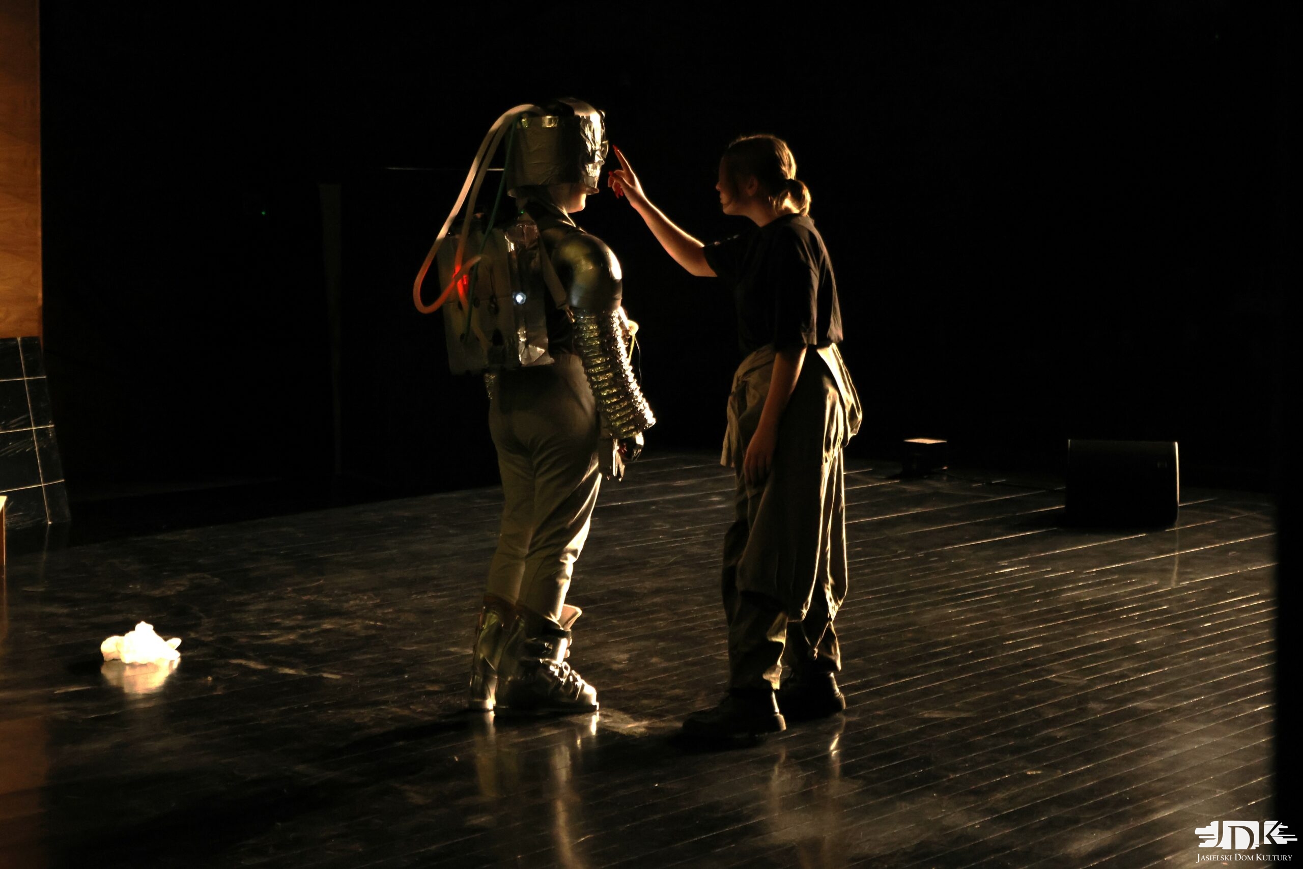 dziewczyna przebrana za robota - srebrny kostium z migającymi światełkami oraz dziewczyna d spodniach moro i czarnej koszulce