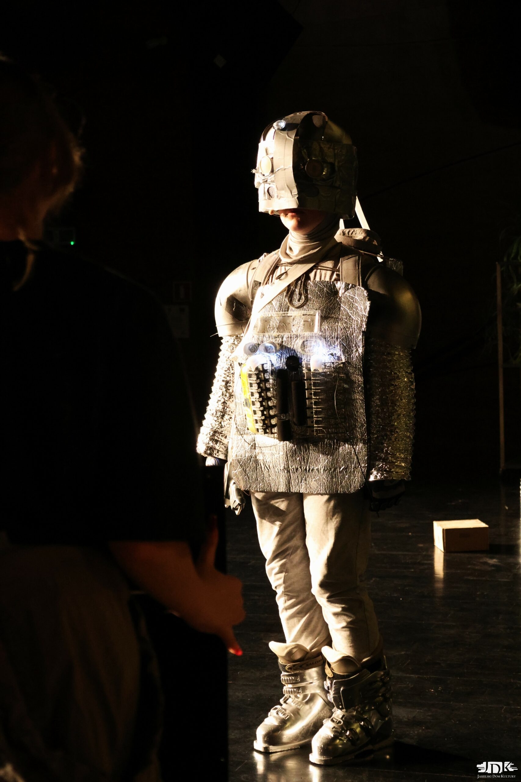 dziewczyna przebrana za robota - srebrny kostium z migającymi światełkami