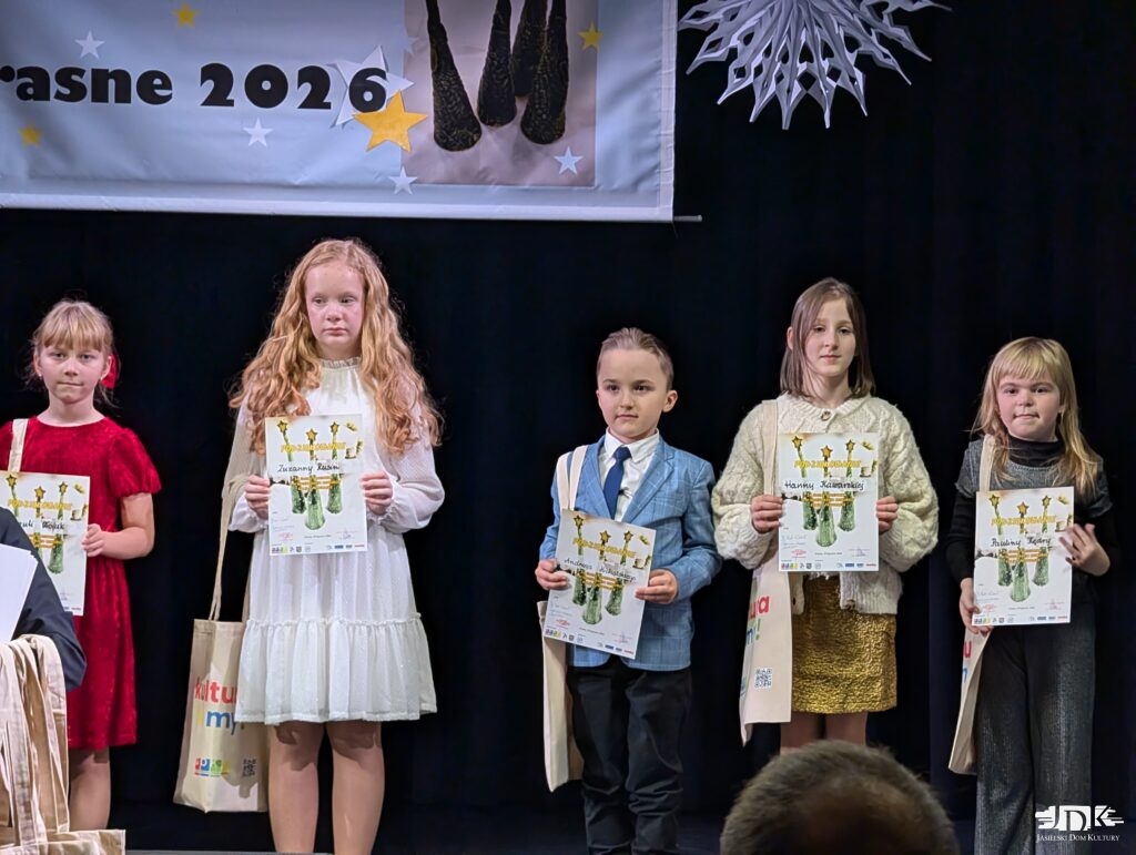 grupa finalistów z dyplomami, wśród nich Andrzej Michalski