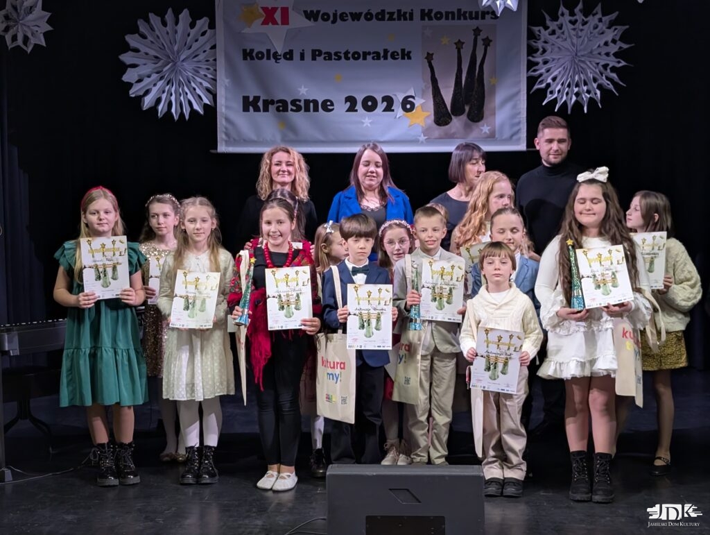 grupa finalistów z dyplomami