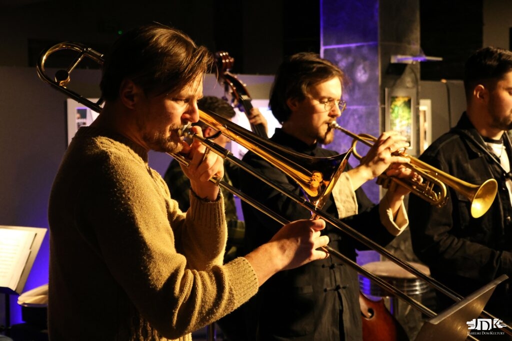 muzycy grający na instrumentach blaszanych