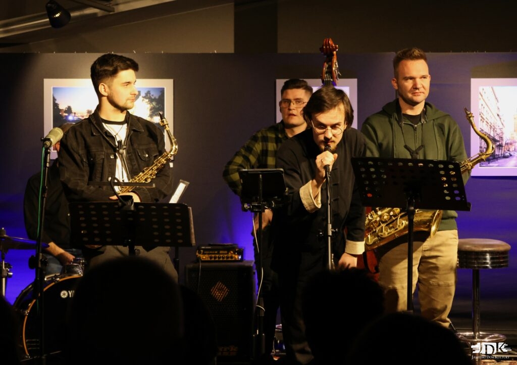 pięcioro muzyków na scenie