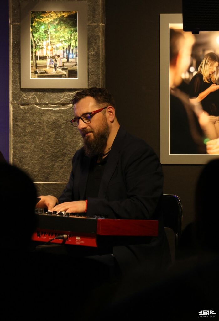 pianista przy keyboardzie