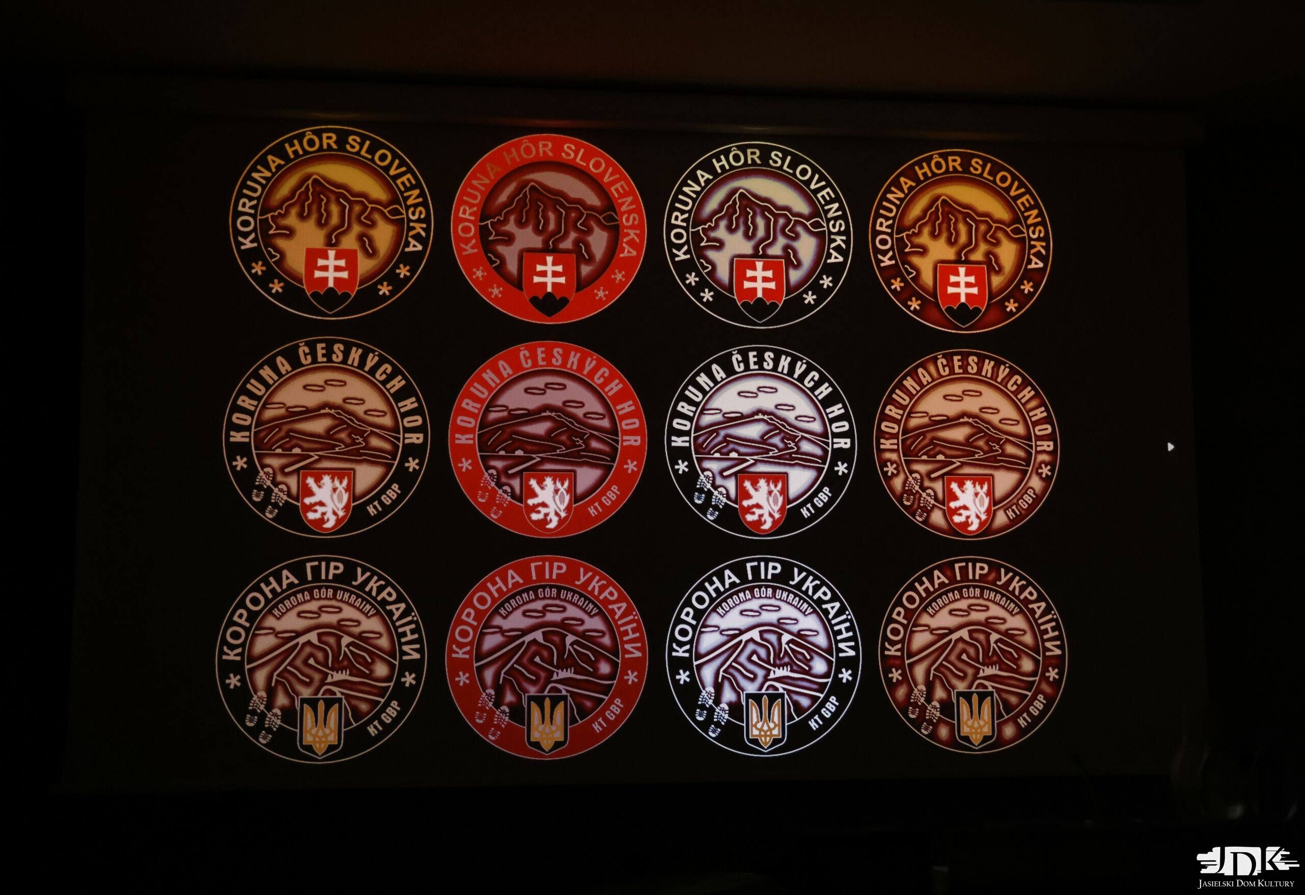 przypinki - odznaki turystyczne ułożone w 4 rzędy po 3 sztuki