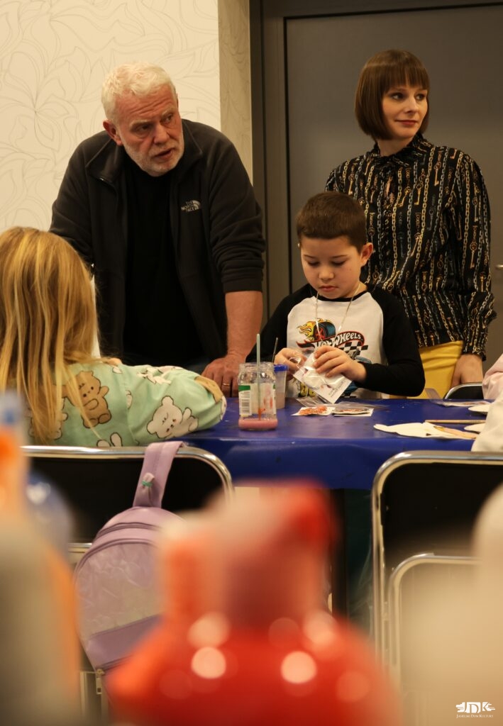 dzieci malujące figurki gipsowe