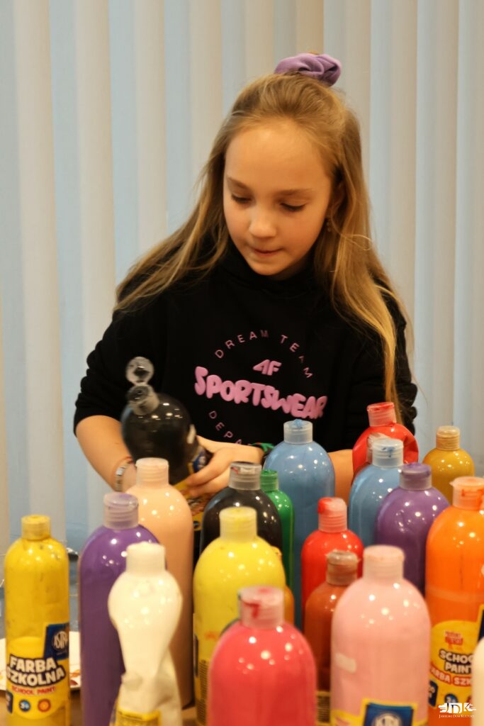 dziewczynka malująca figurki gipsowe