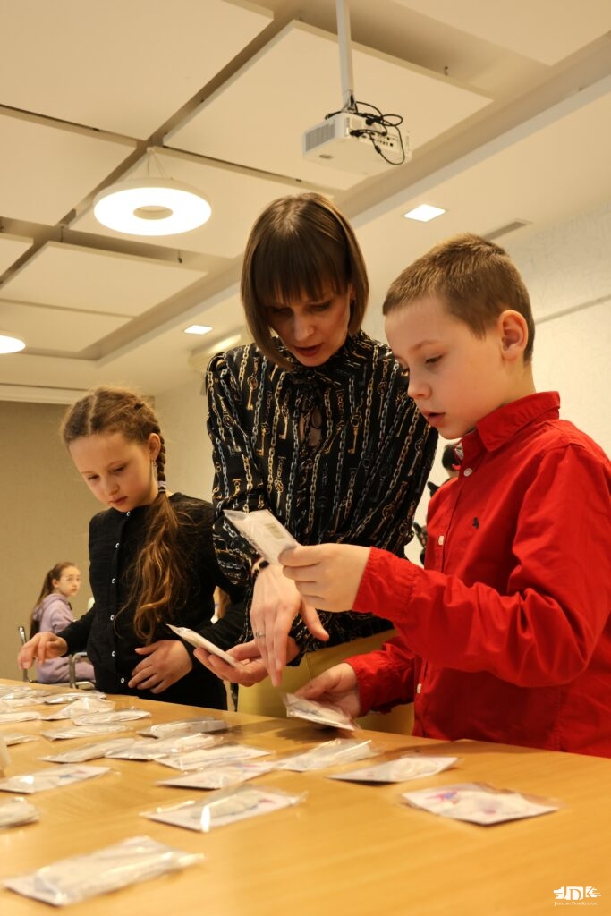 dzieci wybierające figurki gipsowe