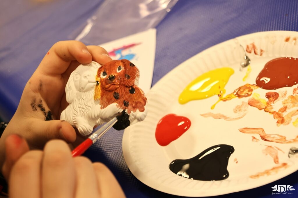 figurka gipsowa w kształcie piesków