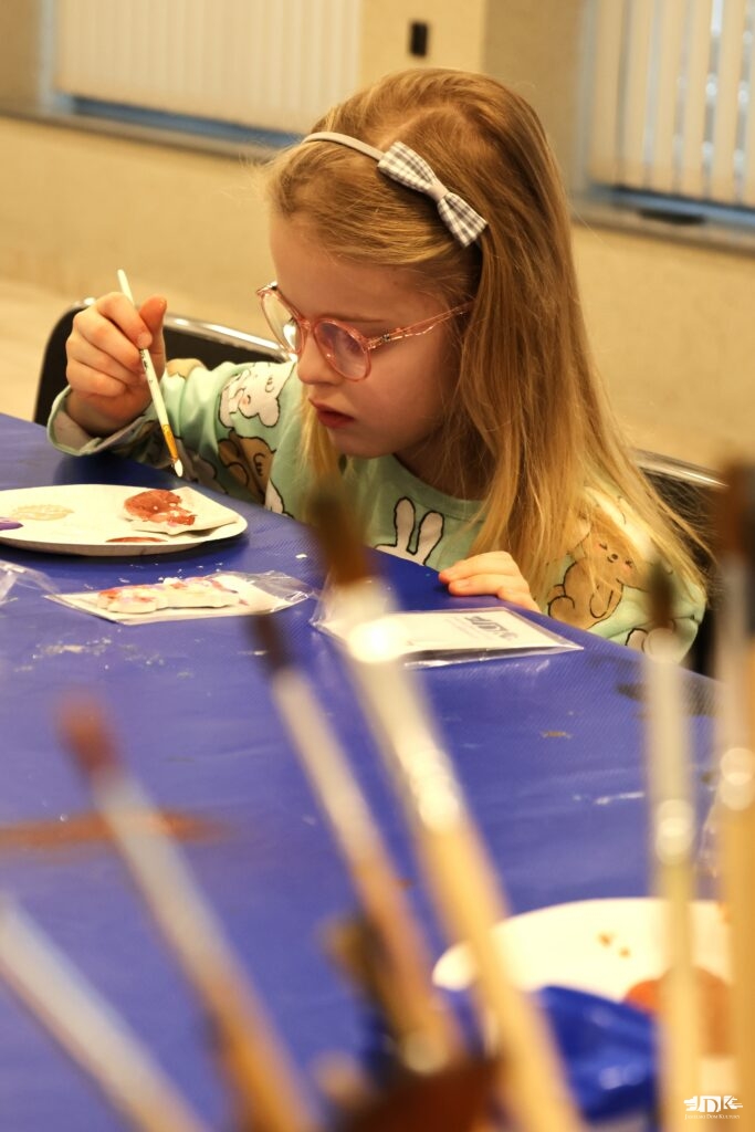 dziewczynka malująca figurki gipsowe