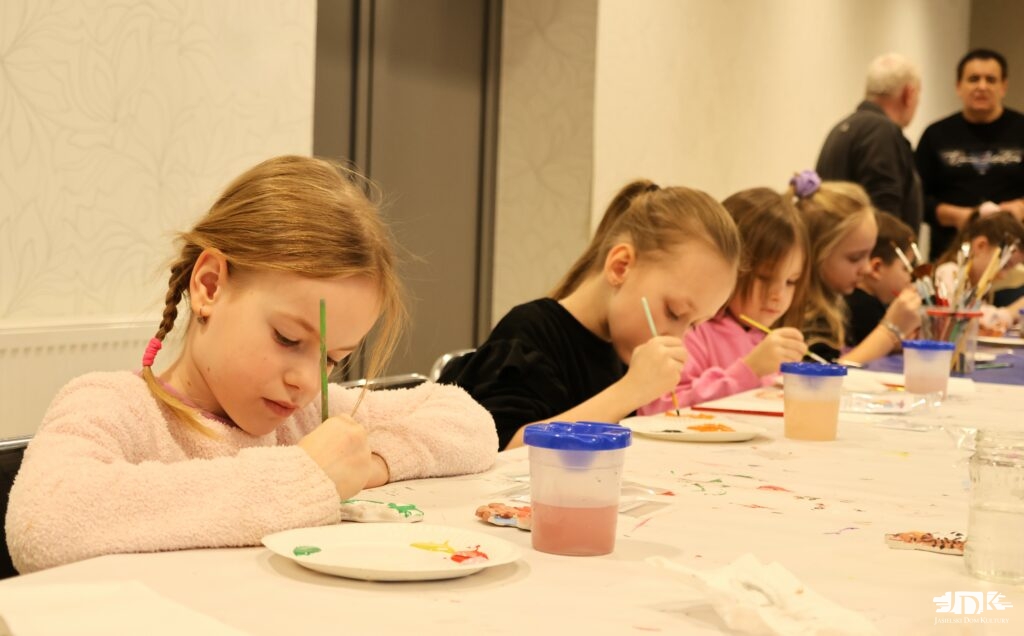 dzieci malujące figurki gipsowe