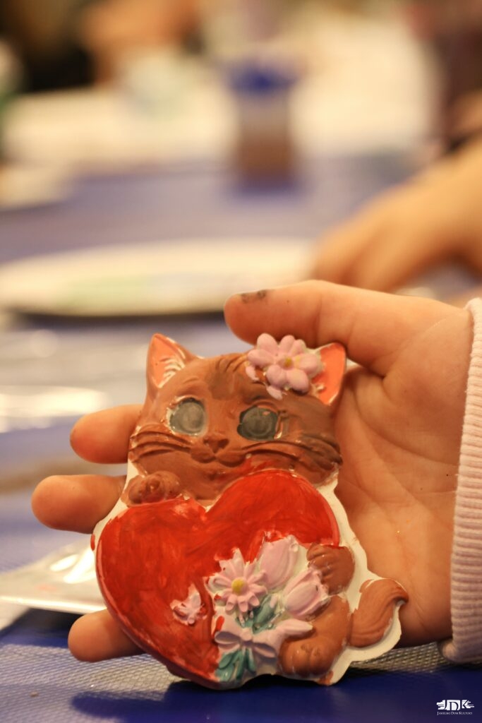 figurka gipsowa w kształcie kota