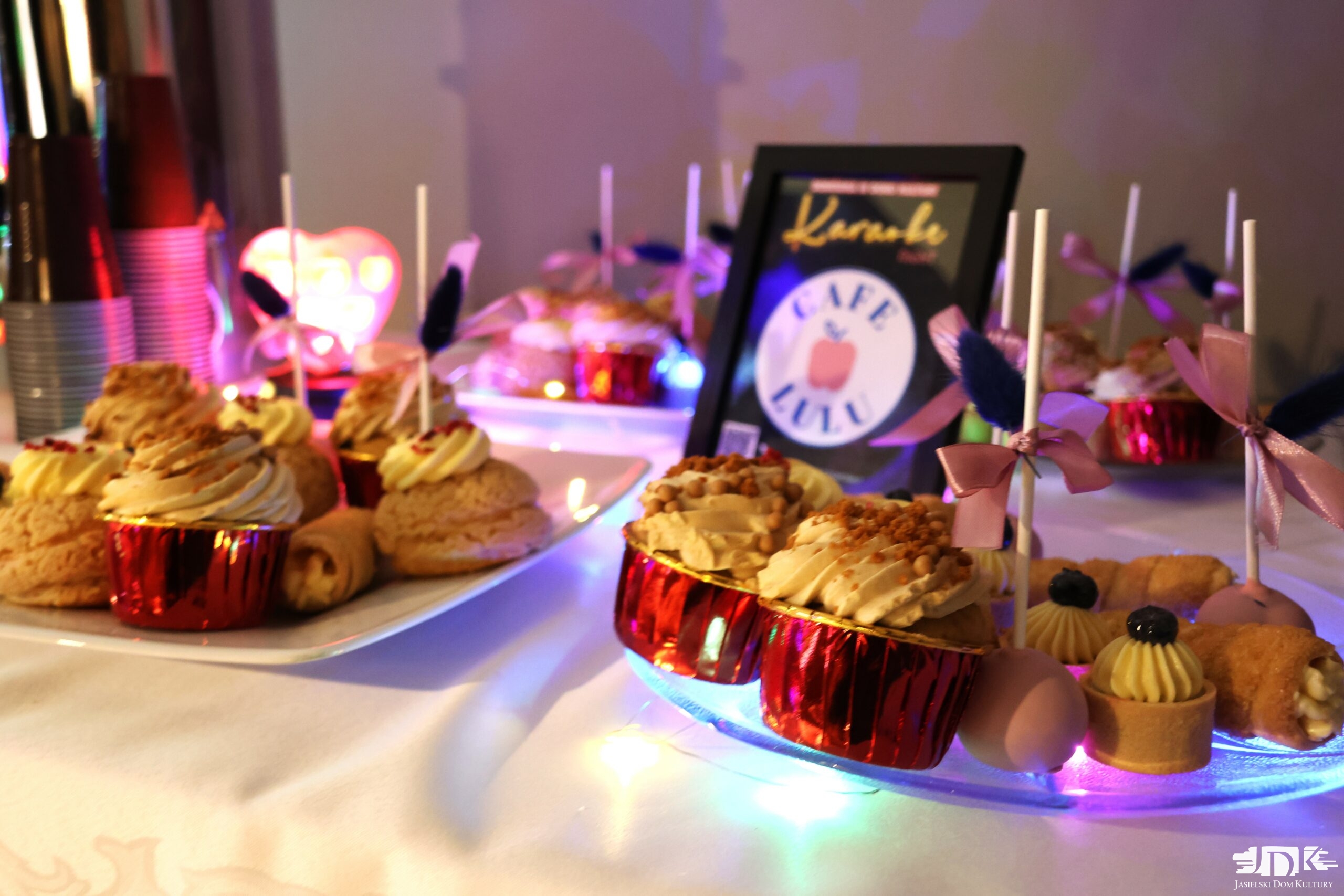 stolik z babeczkami, lizakami i ptysiami