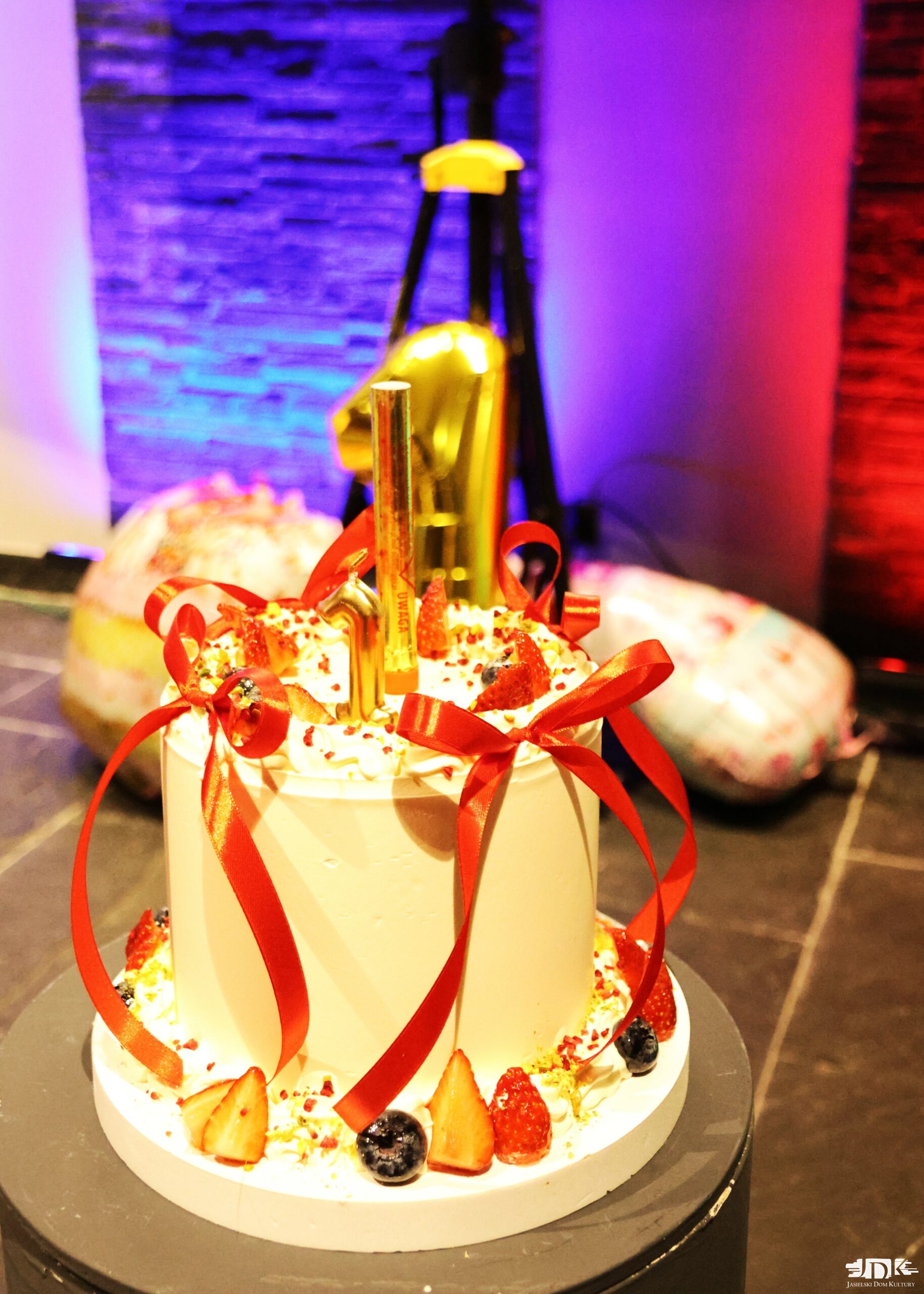 tort z owocami i białymi wstążkami od CAFE LULU