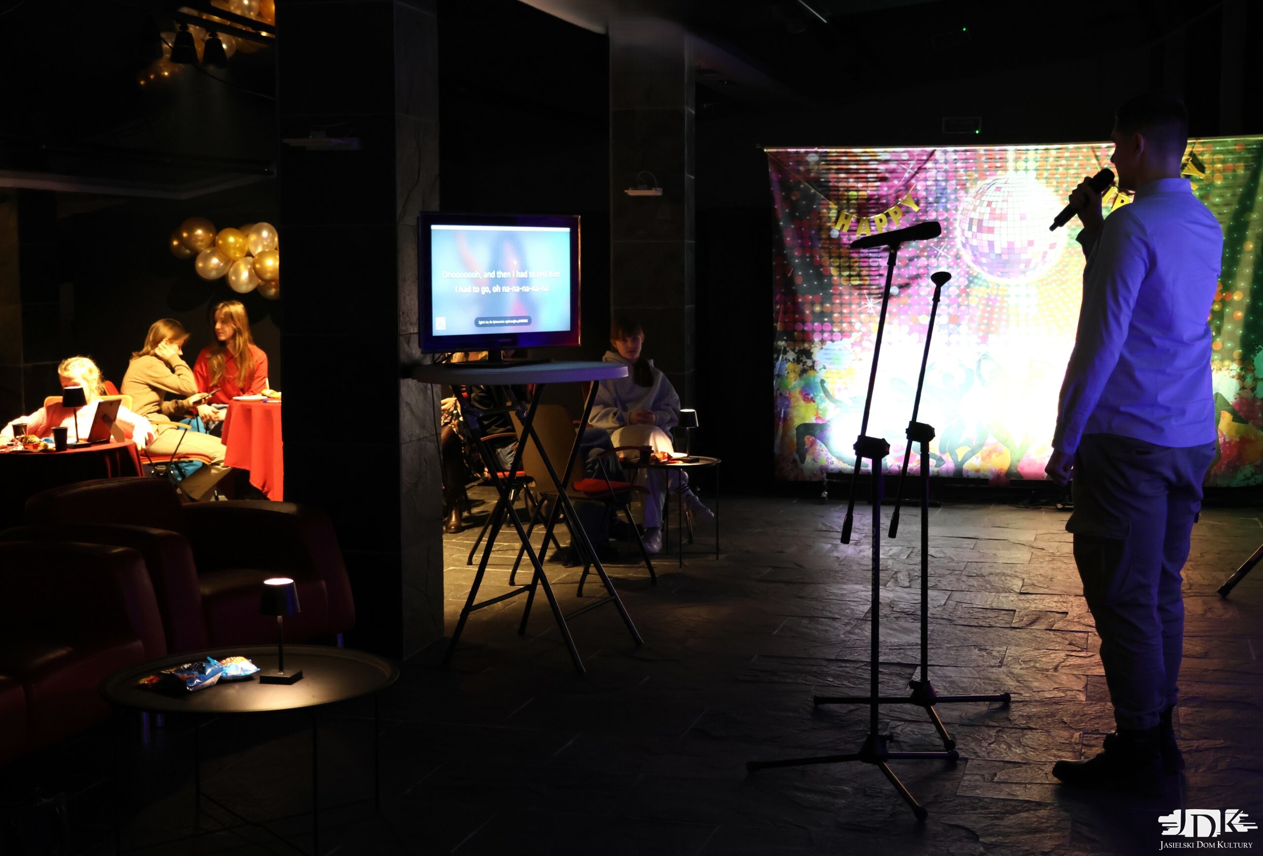 chłopiec śpiewający do widowni przed sobą