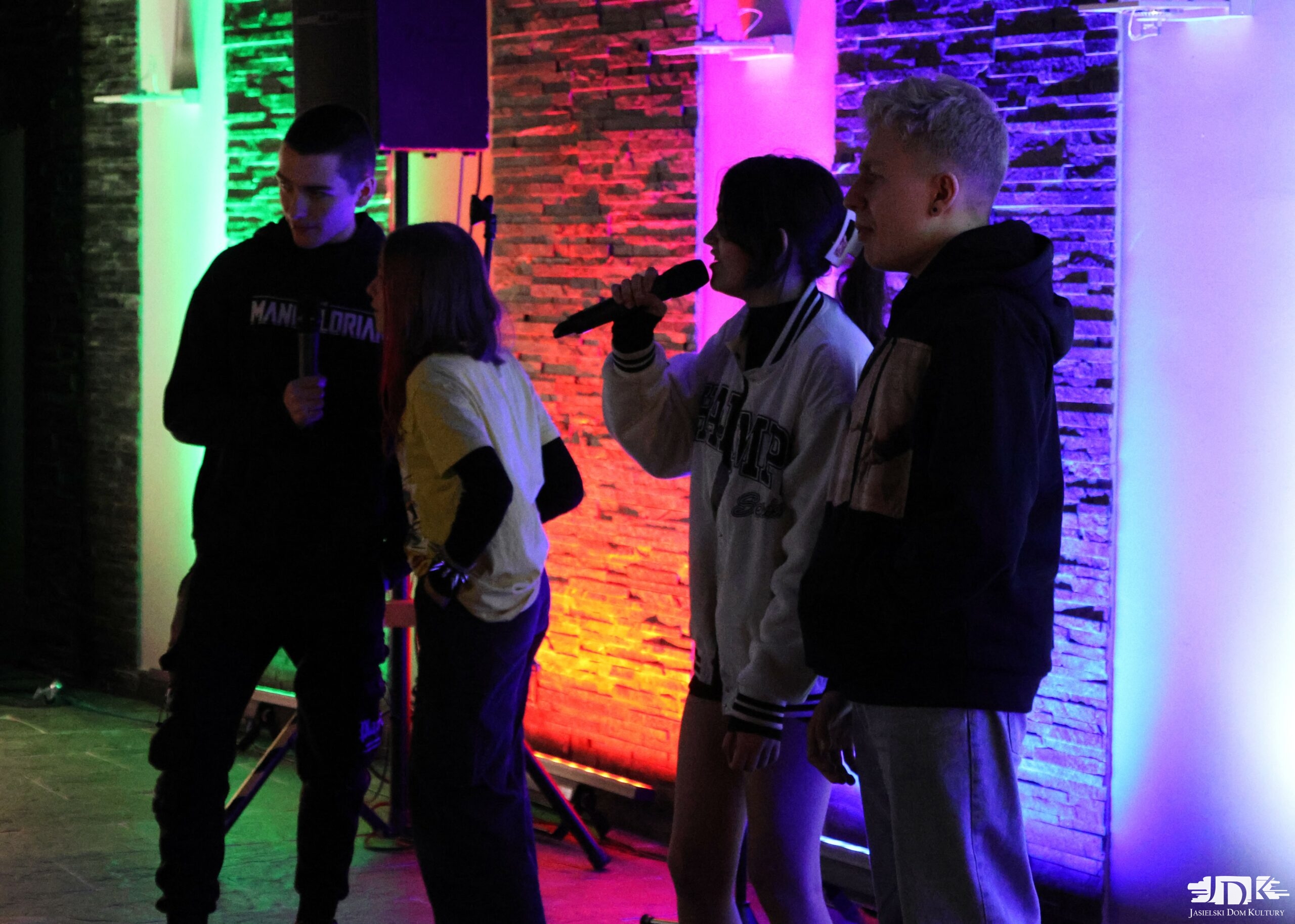 czteroosobowa grupa młodzieży śpiewająca w duetach