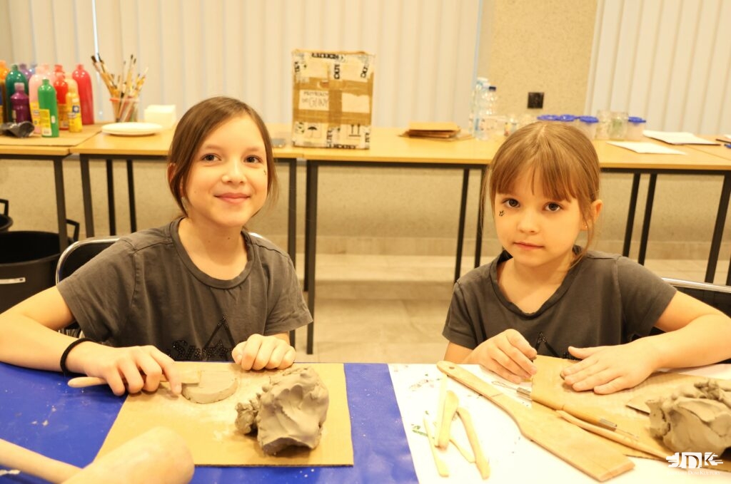 dwie uśmiechnięte dziewczynki