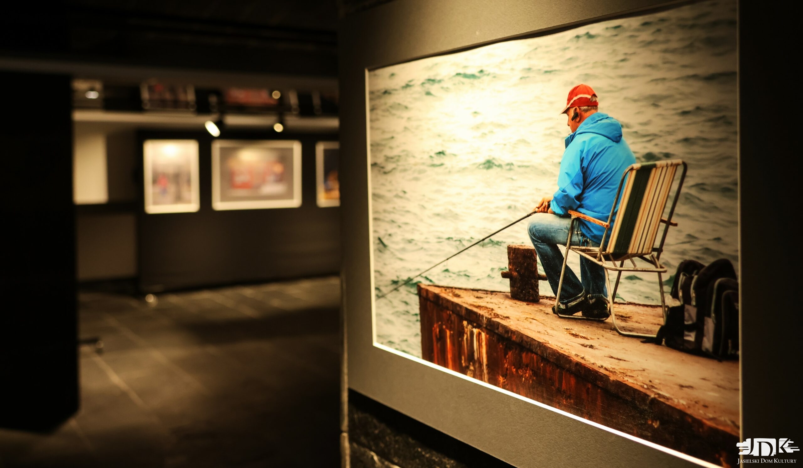 na zdjęciu fotografia przedstawiająca rybaka
