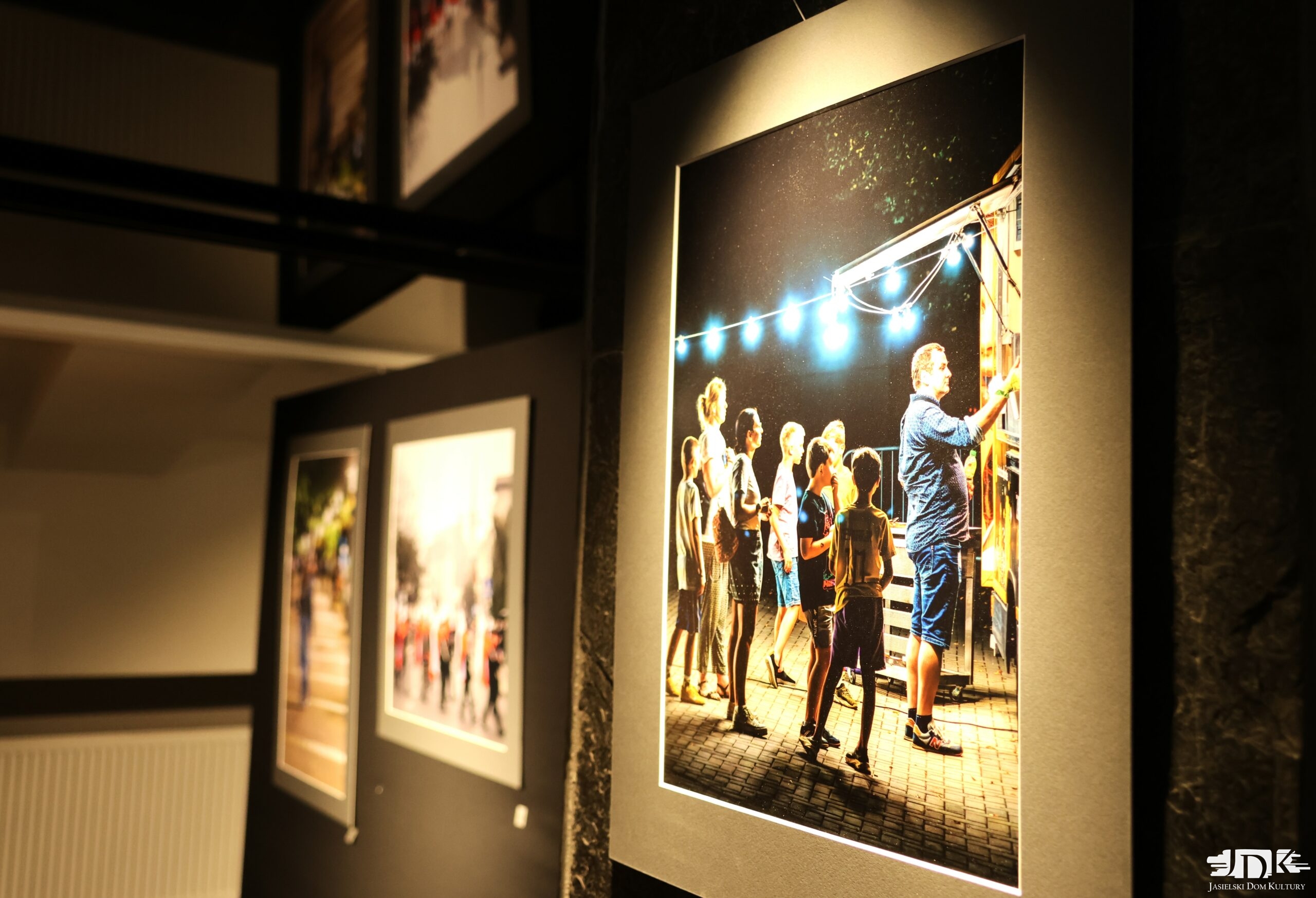 na zdjęciu fotografia przedstawiająca kolejkę do budki z fast foodem