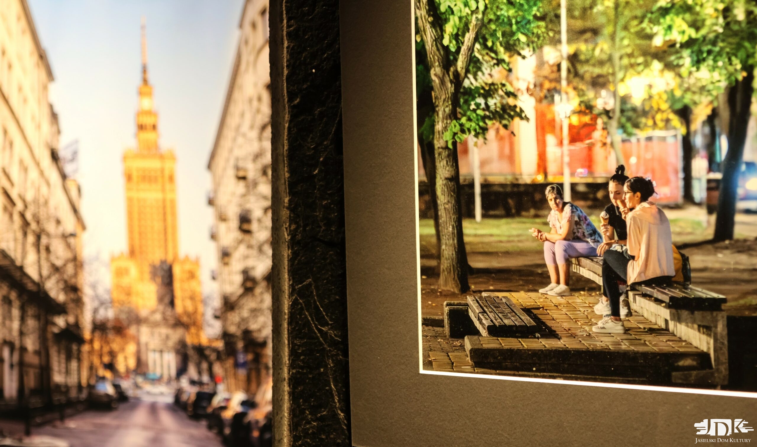 na zdjęciu fotografie przedstawiające: jedna z widokiem na pałac kultury i nauki w Warszawie, druga z kobietami siedzącymi na ławce