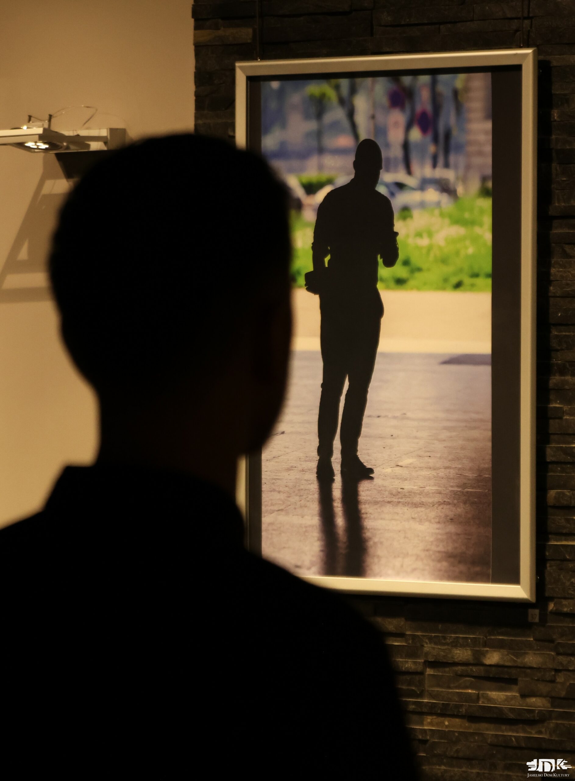 cień mężczyzny a w tle fotografia przedstawiająca mężczyznę - jego cień