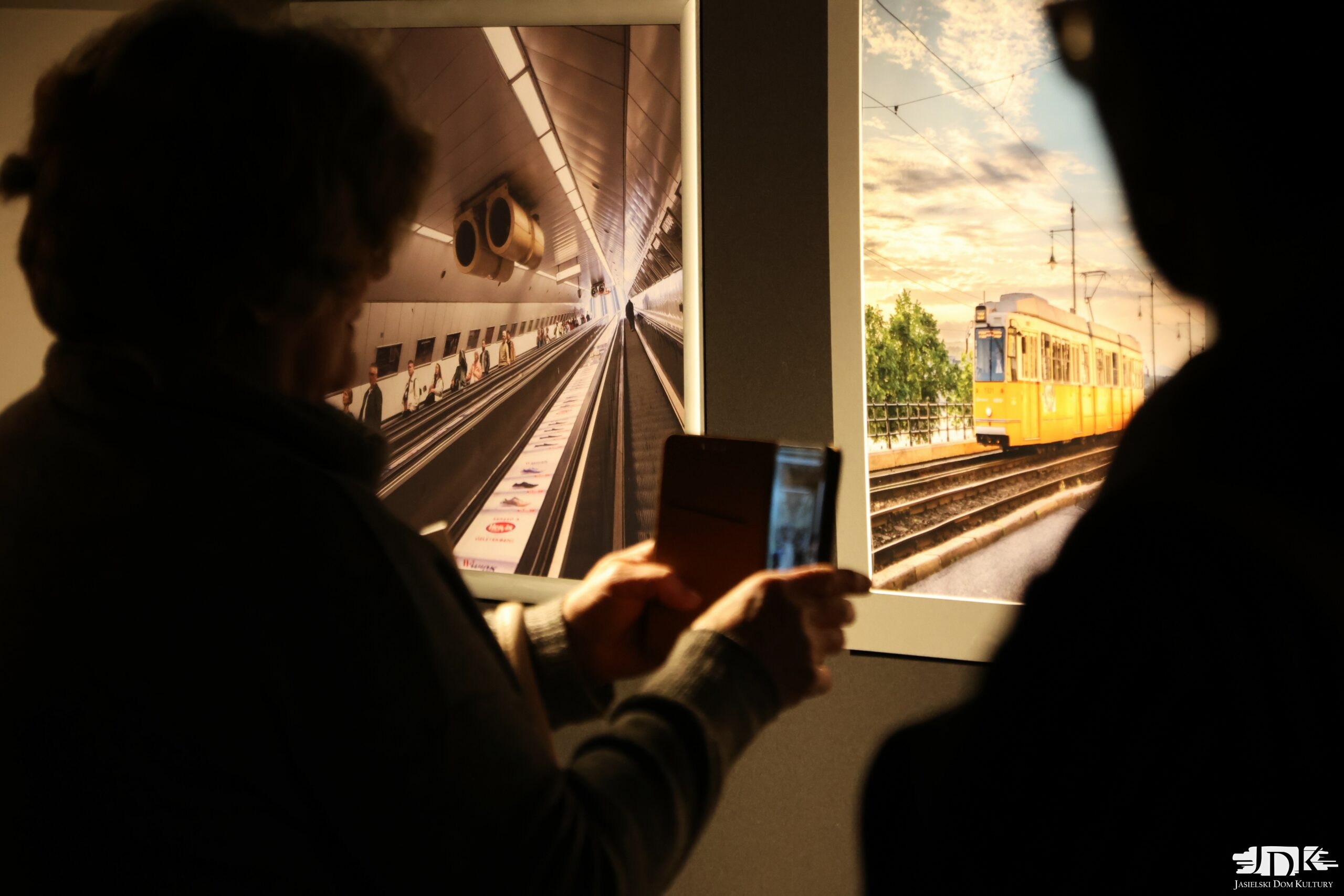 cienie uczestników a w tle zdjęcia urbanistyczne