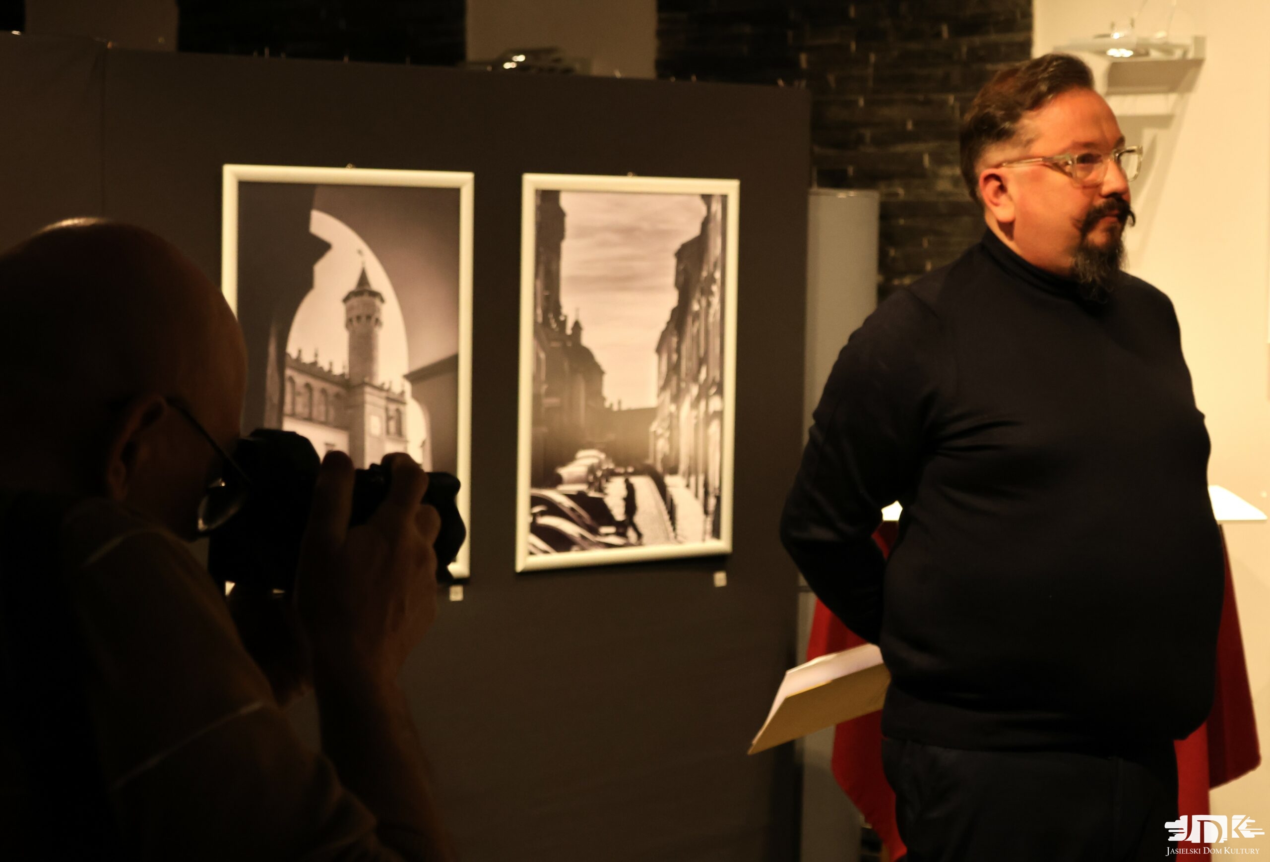 autor wystawy fotografowany przez fotografa z mediów