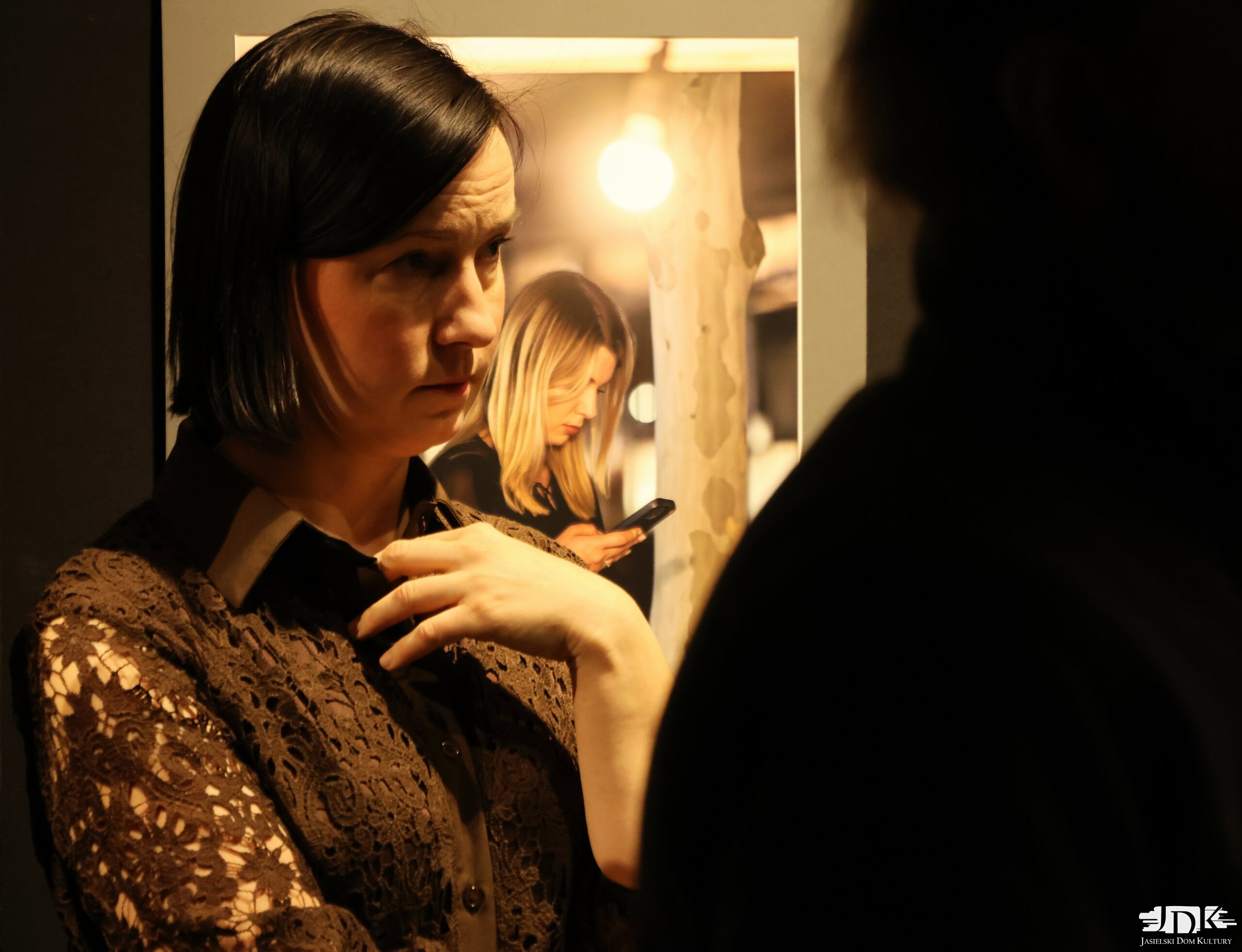 dyrektor JDK a w tle zdjęcie kobiety z telefonem