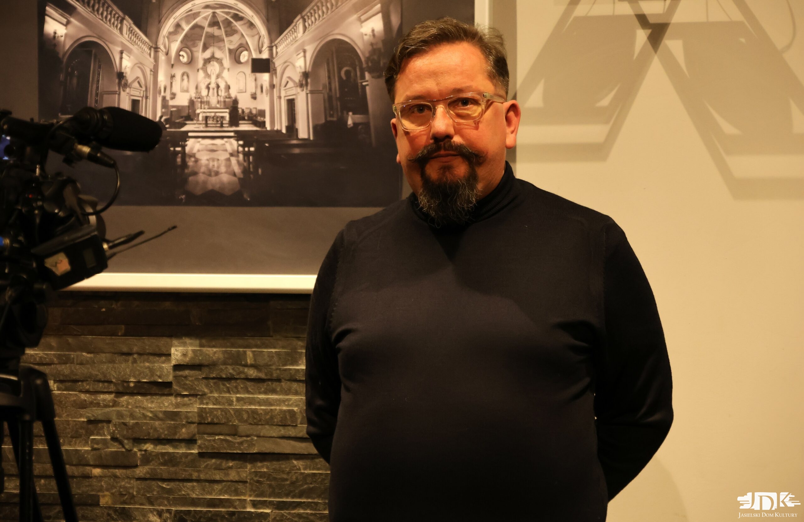 autor wystawy patrzący w obiektyw