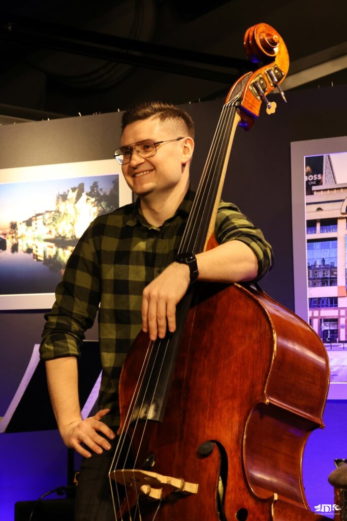 kontrabasista uśmiechający się