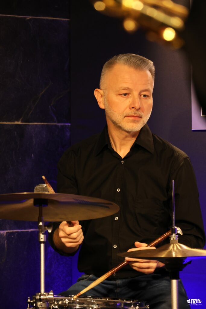 perkusista w czarnej koszuli