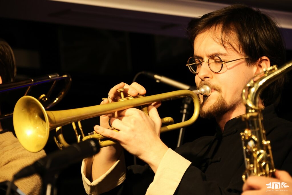 trębacz w okularach i czarnej koszuli